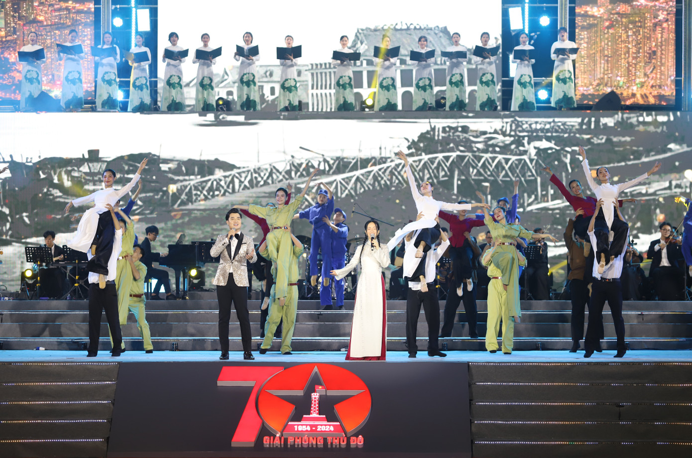 Chương trình có sự tham gia trình diễn của các ca sĩ Tùng Dương, Hồng Nhung, nhóm MTV, Đào Mác, Nguyễn Ngọc Anh, Vũ Thắng Lợi, Hồ Trung Dũng, Đào Tố Loan, Đông Hùng...