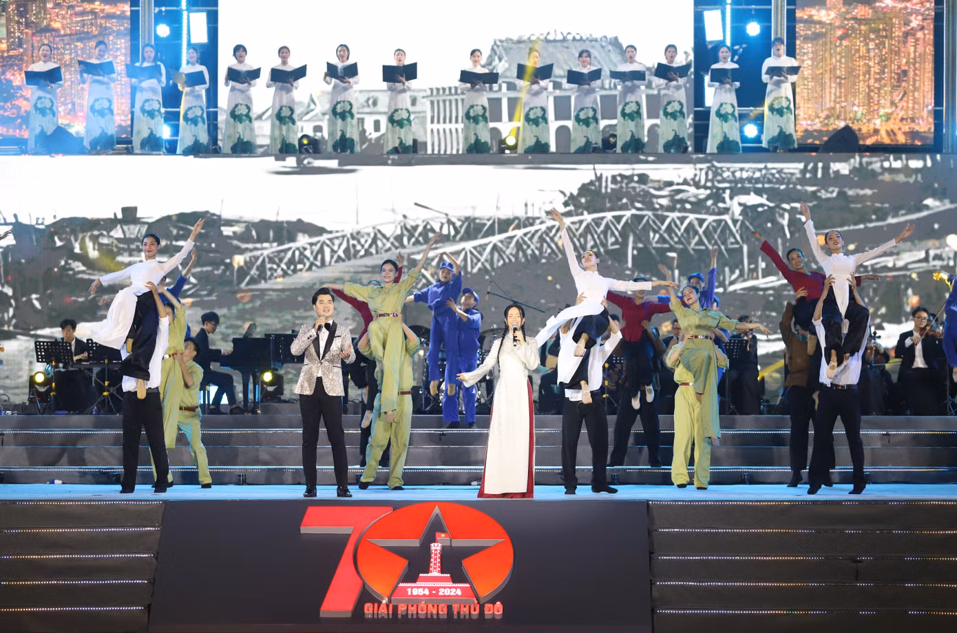 Chương trình có sự tham gia trình diễn của các ca sĩ Tùng Dương, Hồng Nhung, nhóm MTV, Đào Mác, Nguyễn Ngọc Anh, Vũ Thắng Lợi, Hồ Trung Dũng, Đào Tố Loan, Đông Hùng...