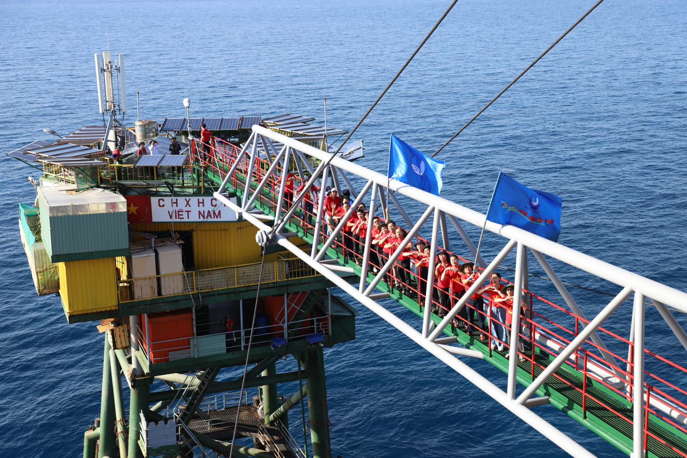 Cờ truyền thống Hội LHTN Việt Nam tung bay trên Nhà giàn DK1/8. Cờ truyền thống Hội LHTN Việt Nam tung bay trên Nhà giàn DK1/8.