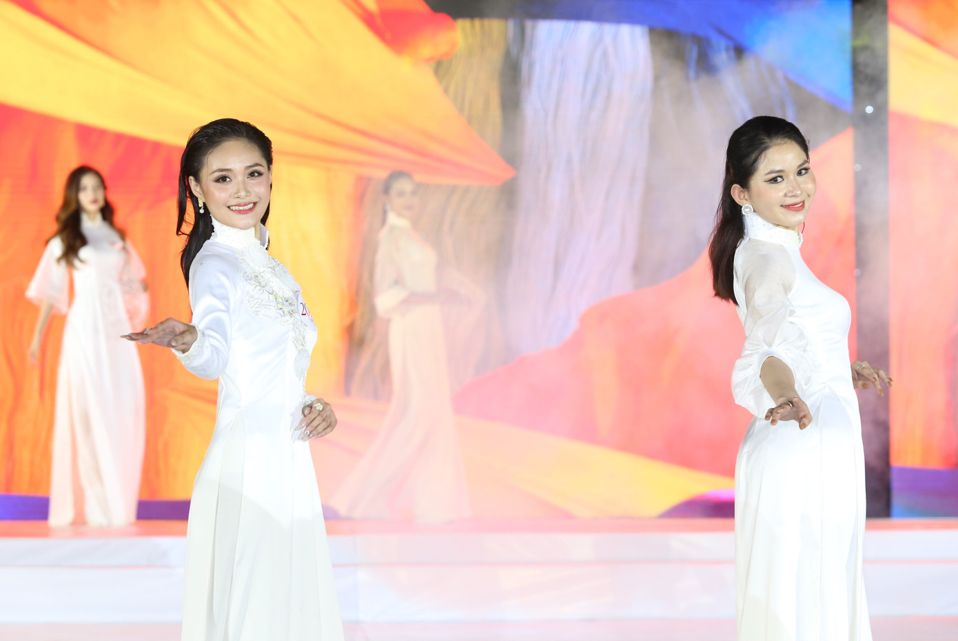 Kết thúc phần thi trang phục thể thao, các thí sinh tiếp tục thi tài với phần thi trang phục áo dài.