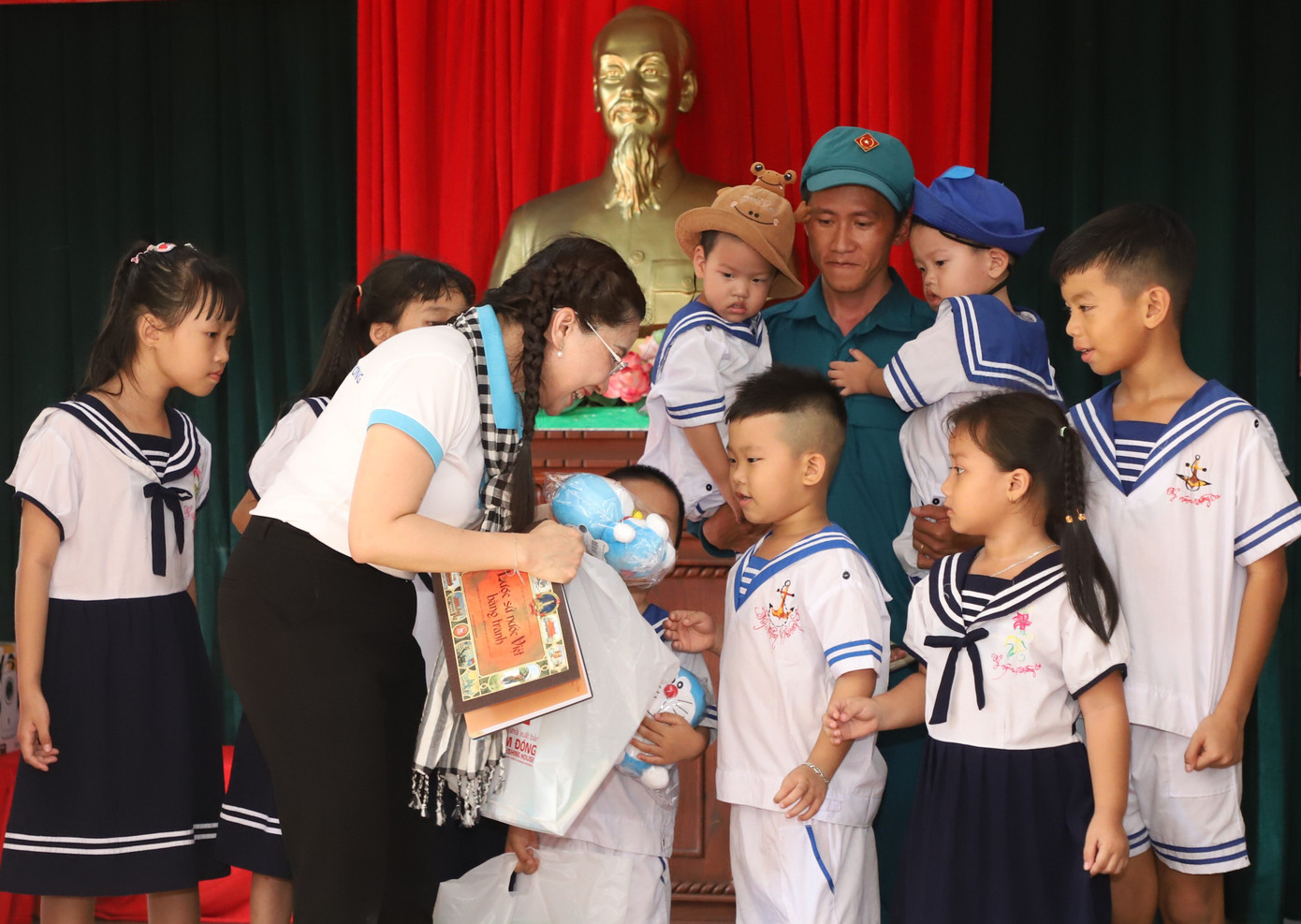 Bí thư T.Ư Đoàn, Chủ tịch Hội đồng Đội T.Ư Nguyễn Phạm Duy Trang trao cho các em nhỏ các ấn phẩm và đồ chơi. Bí thư T.Ư Đoàn, Chủ tịch Hội đồng Đội T.Ư Nguyễn Phạm Duy Trang trao cho các em nhỏ các ấn phẩm và đồ chơi.