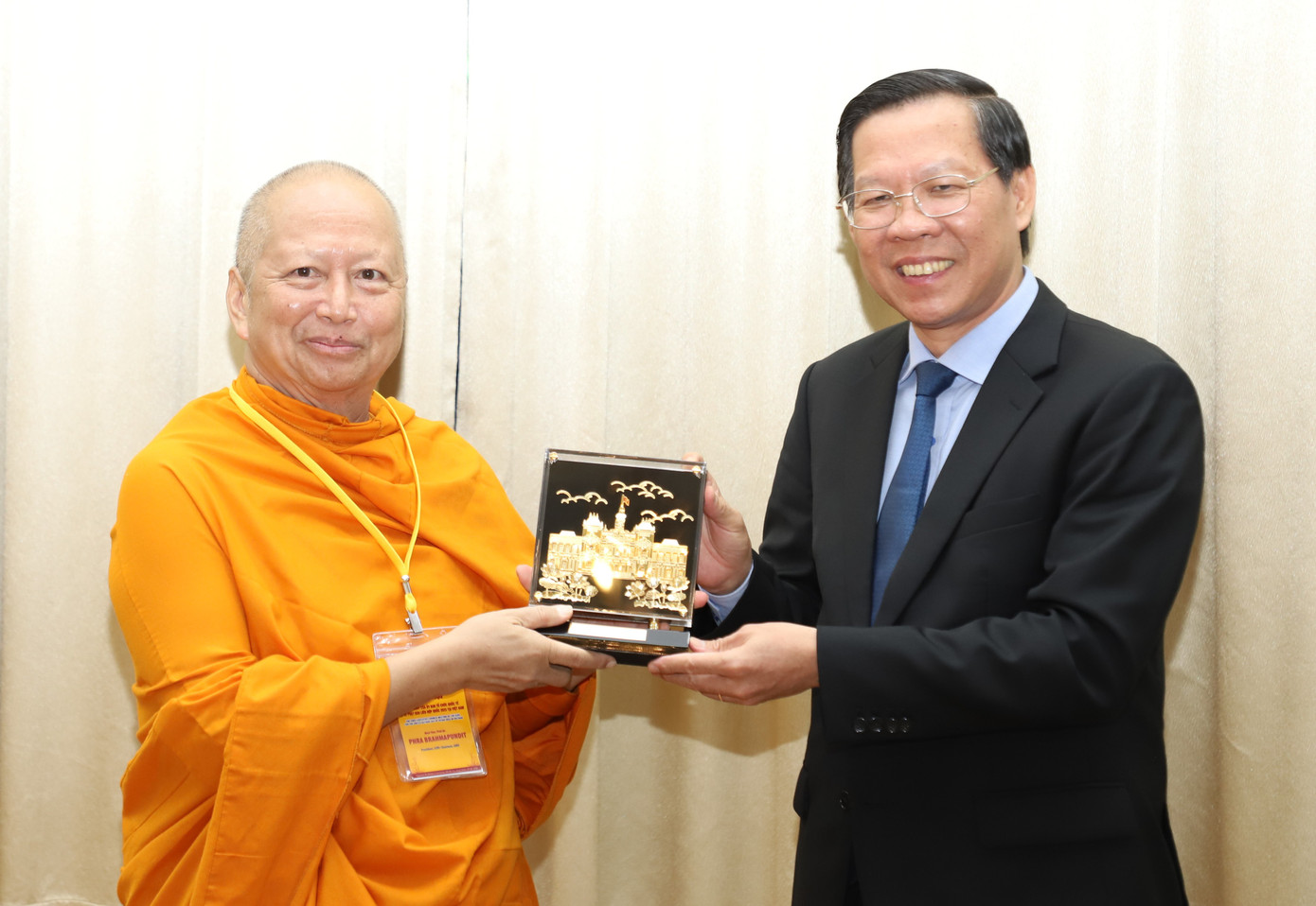 Chủ tịch Phan Văn Mãi và Hòa thượng Phra Brahmapundit tặng quà lưu niệm. Ảnh: Ngô Tùng