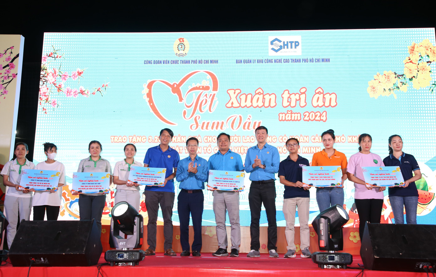 Các đơn vị gửi tặng vé xe về quê đón tết và quà cho người lao động.