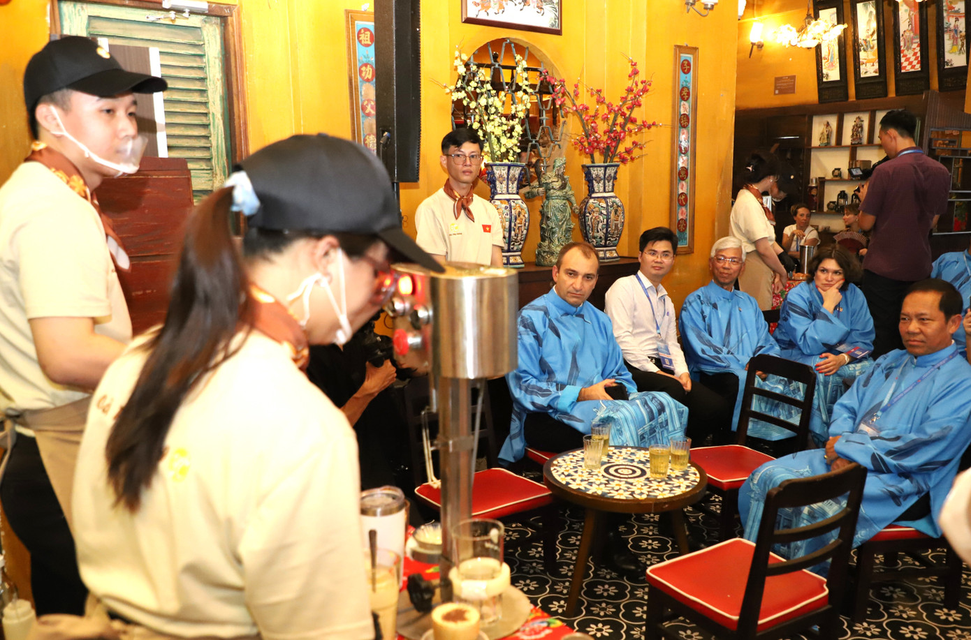 Ngay sau lễ công bố biểu tượng Hữu nghị quốc tế TPHCM, các đại biểu quốc tế cùng lãnh đạo TPHCM đã đến một tiệm cà phê trên địa bàn quận 1 để cùng thưởng thức món thức uống phổ biến này. Ngay sau lễ công bố biểu tượng Hữu nghị quốc tế TPHCM, các đại biểu quốc tế cùng lãnh đạo TPHCM đã đến một tiệm cà phê trên địa bàn quận 1 để cùng thưởng thức món thức uống phổ biến này.