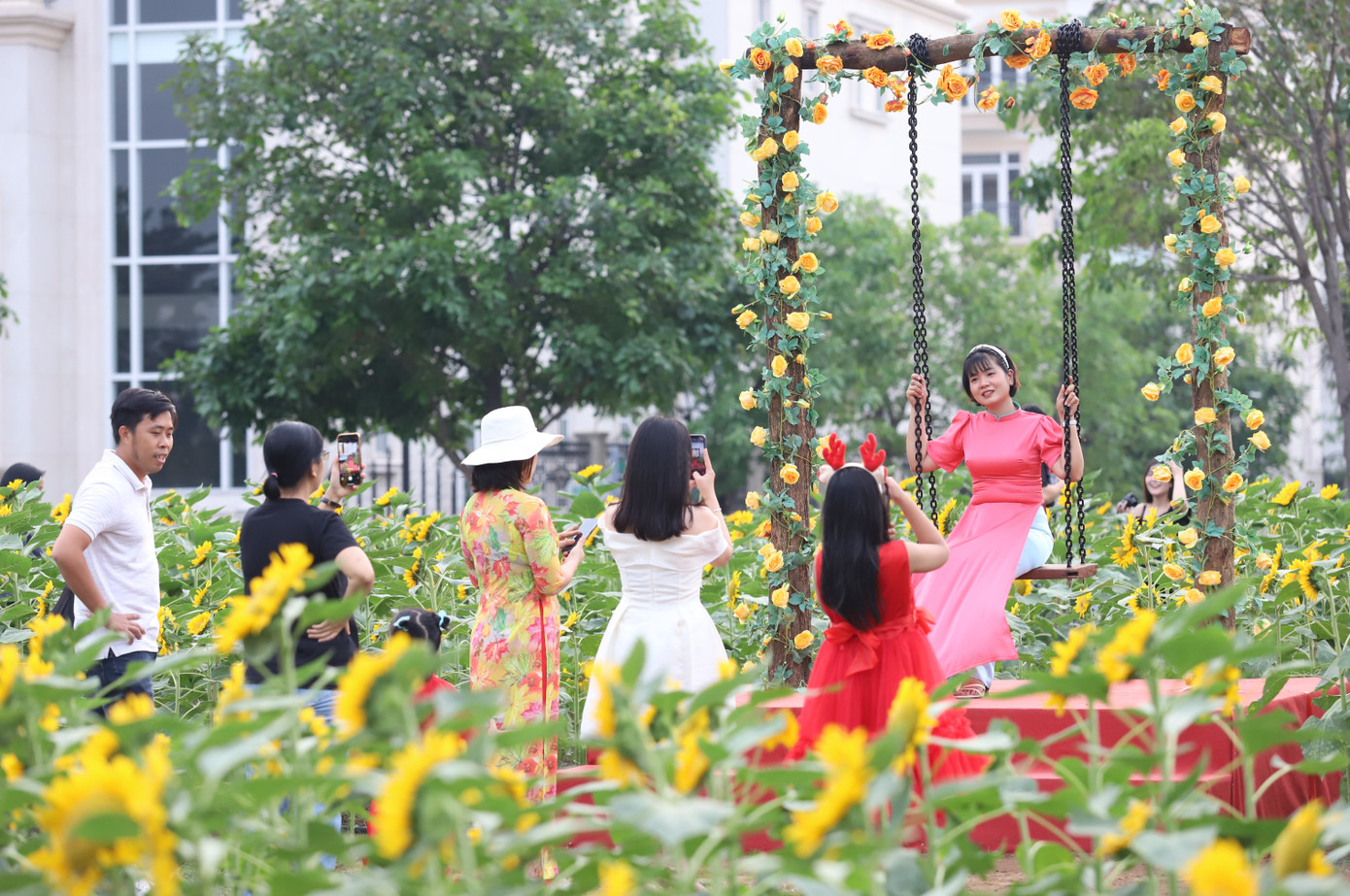 Khu vườn hoa rộng khoảng 18.000m2 bừng nở sắc hoa vàng rực rỡ sau một thời gian được gieo trồng, chăm sóc cẩn thận. Vườn hoa mở cửa phục vụ khách tham quan, vui chơi đến hết ngày Tết Dương lịch, 1/1/2025.