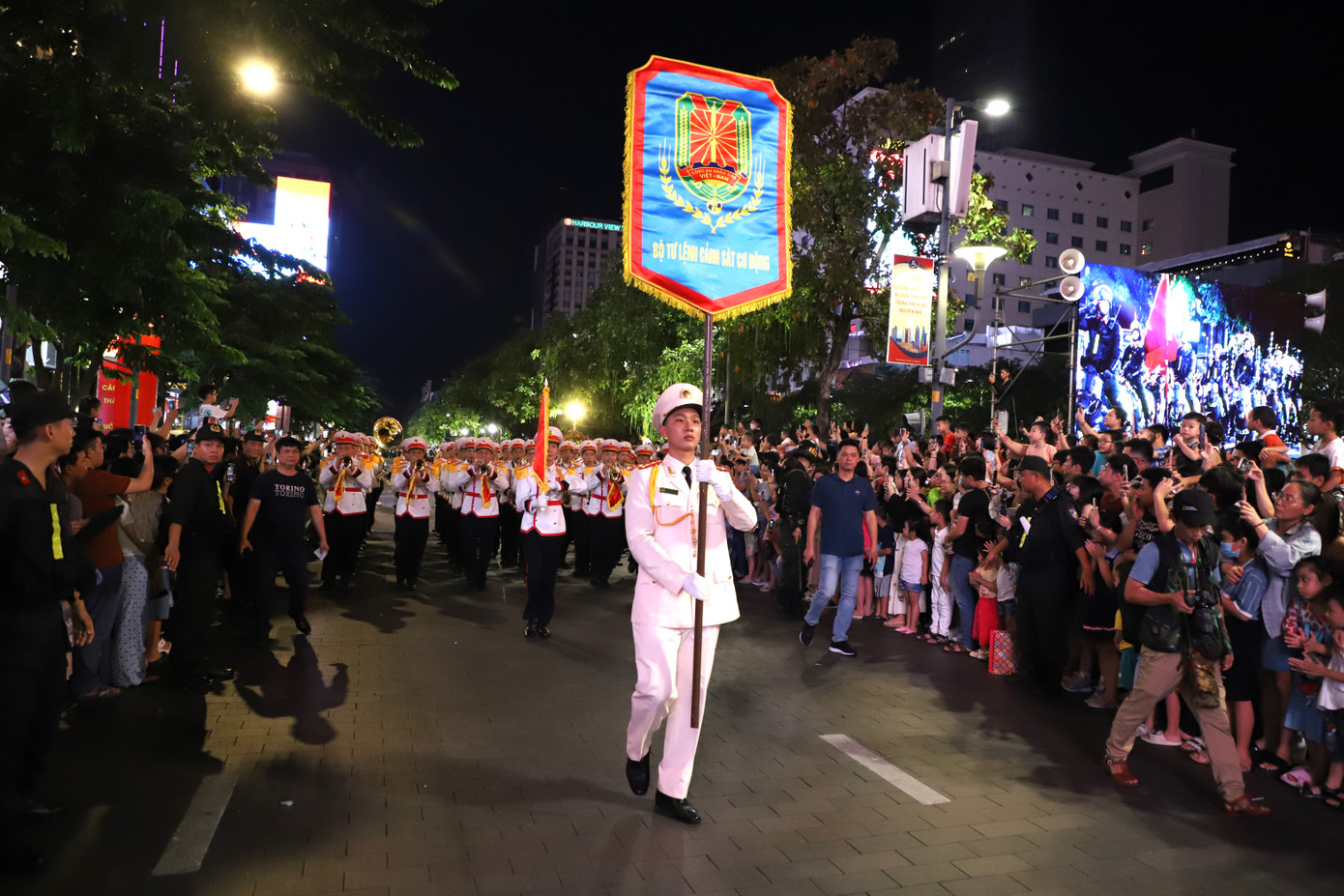 Khép lại đêm nghệ thuật, tại phố đi bộ Nguyễn Huệ diễn ra chương trình biểu diễn nhạc kèn diễu hành đường phố và biểu diễn kỵ binh do Bộ Tư lệnh Cảnh sát cơ động - Bộ Công an thực hiện.
