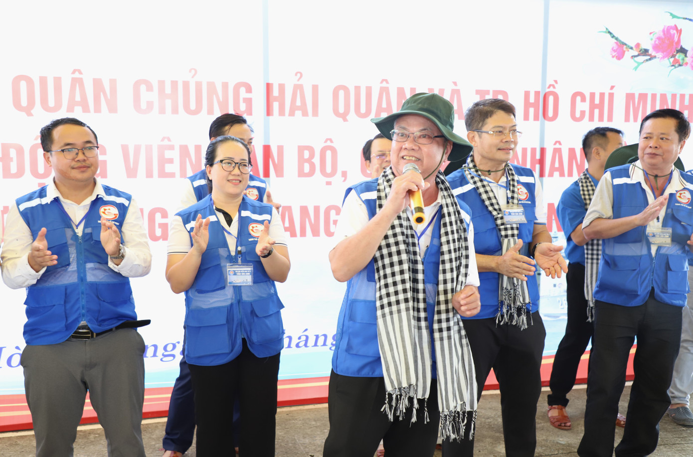 Các thành viên đoàn công tác còn gửi tặng món quà văn nghệ ấm tình đến quân, dân trên các đảo. Ảnh: Ngô Tùng Các thành viên đoàn công tác còn gửi tặng món quà văn nghệ ấm tình đến quân, dân trên các đảo. Ảnh: Ngô Tùng