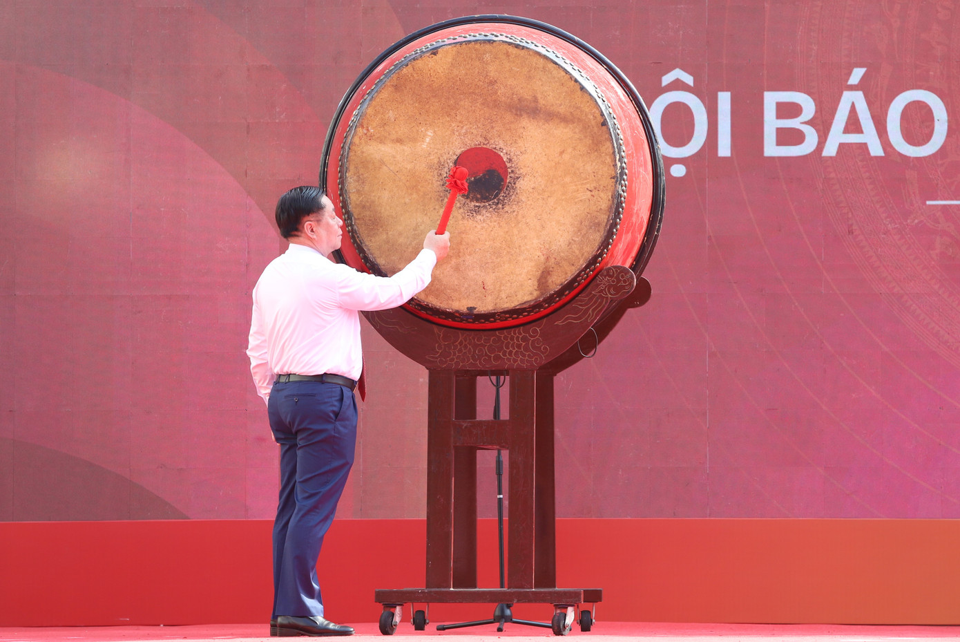 Trưởng ban Tuyên giáo Trung ương Nguyễn Trọng Nghĩa đánh trống khai mạc Hội báo.
