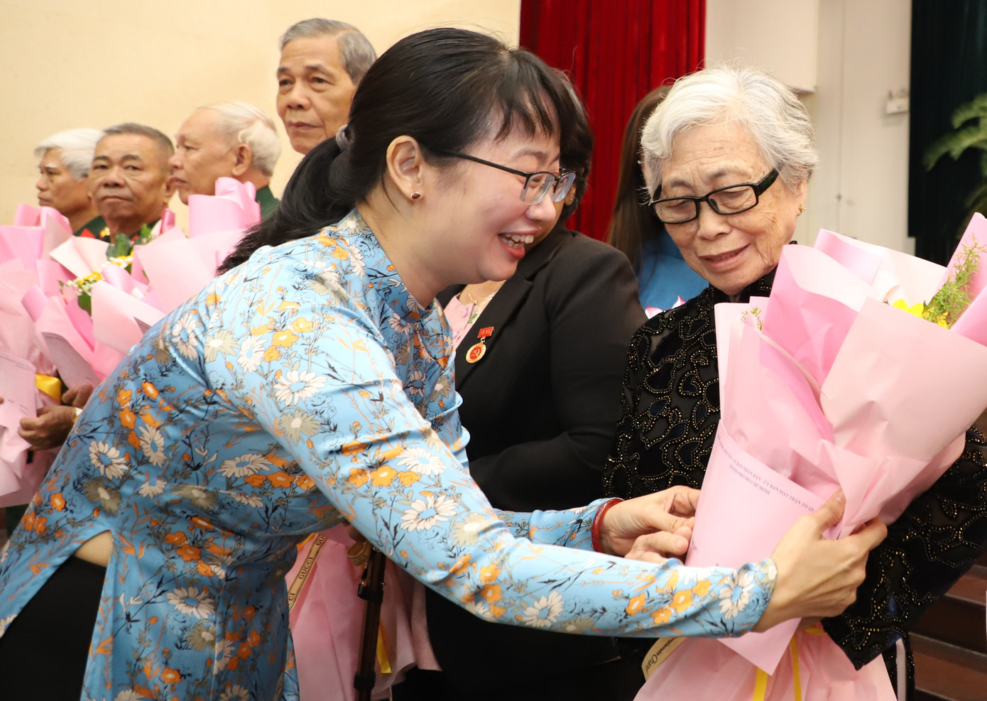 Thế hệ kế tiếp khắc ghi và đền đáp những sự hy sinh xương máu của các bậc tiền bối cho dân tộc được hòa bình, độc lập và tiến bộ. Thế hệ kế tiếp khắc ghi và đền đáp những sự hy sinh xương máu của các bậc tiền bối cho dân tộc được hòa bình, độc lập và tiến bộ.