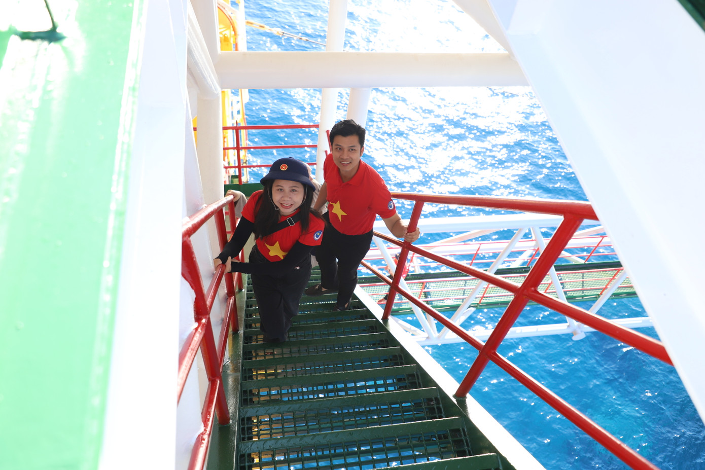 Đặt chân đến vùng phên giậu thiêng liêng của Tổ quốc này, mỗi người trẻ thêm tự hào, thêm vững tin và nguyện phấn đấu hơn nữa để cùng các anh góp sức dựng xây đất nước ngày một vững bền, phát triển.