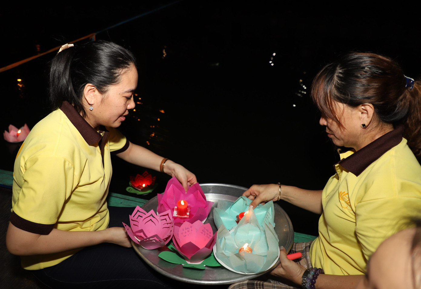 Đèn hoa của mọi người được thả vào dòng kênh Nhiêu Lộc - Thị Nghè.