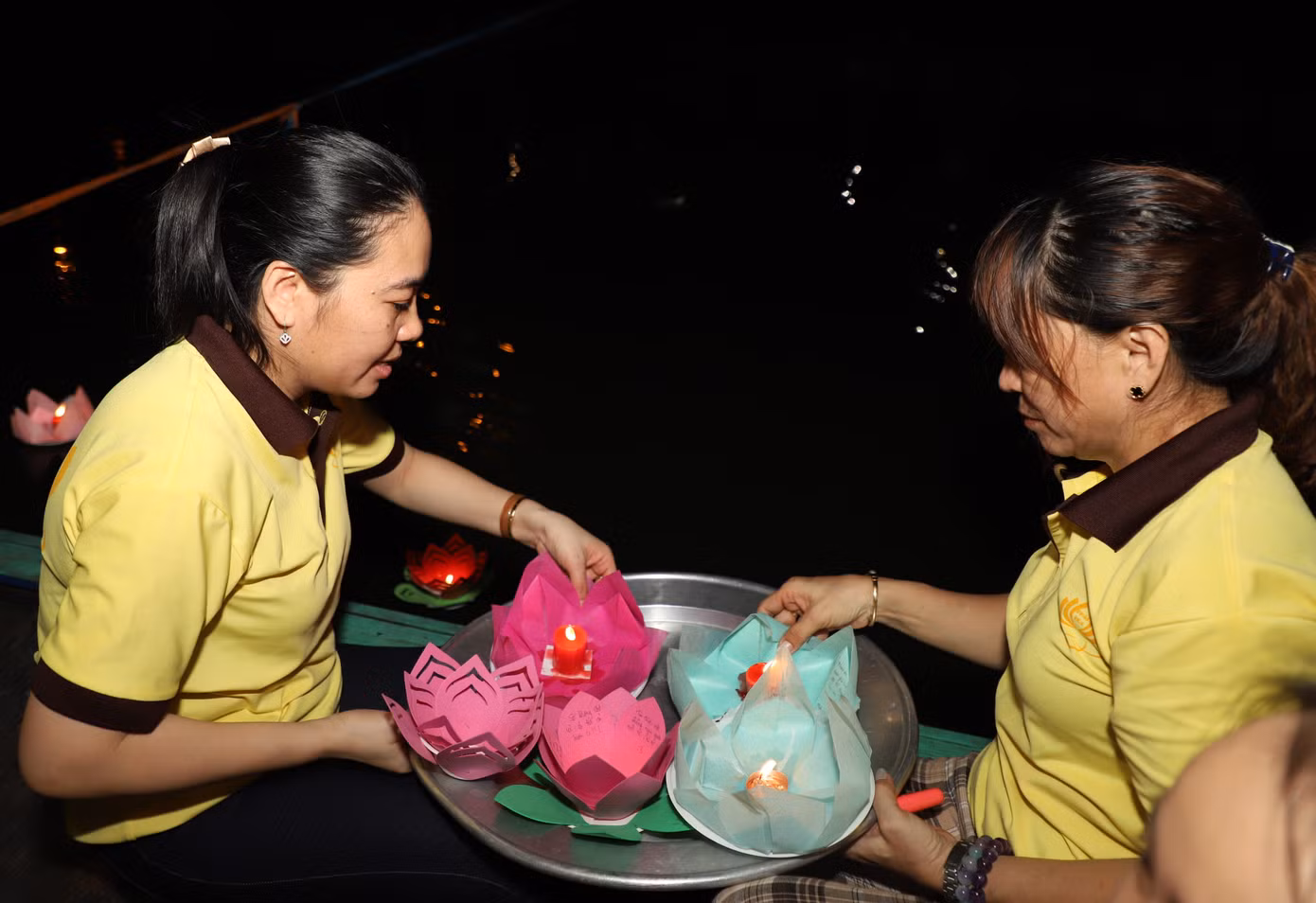 Đèn hoa của mọi người được thả vào dòng kênh Nhiêu Lộc - Thị Nghè.