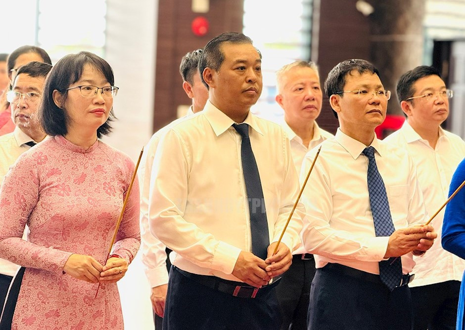 Sau đó, các thành viên trong đoàn đã đến dâng hoa, dâng hương, đồng thời dành phút tưởng niệm thành kính tưởng nhớ Chủ tịch Tôn Đức Thắng tại Bảo tàng Tôn Đức Thắng. Trong ảnh: Các đại biểu dâng hương tưởng niệm Chủ tịch Tôn Đức Thắng tại Bảo tàng Chủ tịch Tôn Đức Thắng. Tiếp đó, các thành viên trong đoàn cũng đã tham quan triển lãm chuyên đề “Ba Son - Dòng thời gian” do Bảo tàng Tôn Đức Thắng phối hợp Tổng Công ty Ba Son thực hiện, nhân kỷ niệm 136 năm ngày sinh Chủ tịch Tôn Đức Thắng (20/8/1888 - 20/8/2024) và hướng đến kỷ niệm 100 năm ngày truyền thống Ba Son (4/8/1925 - 4/8/2025). Ảnh: Thành ủy TPHCM