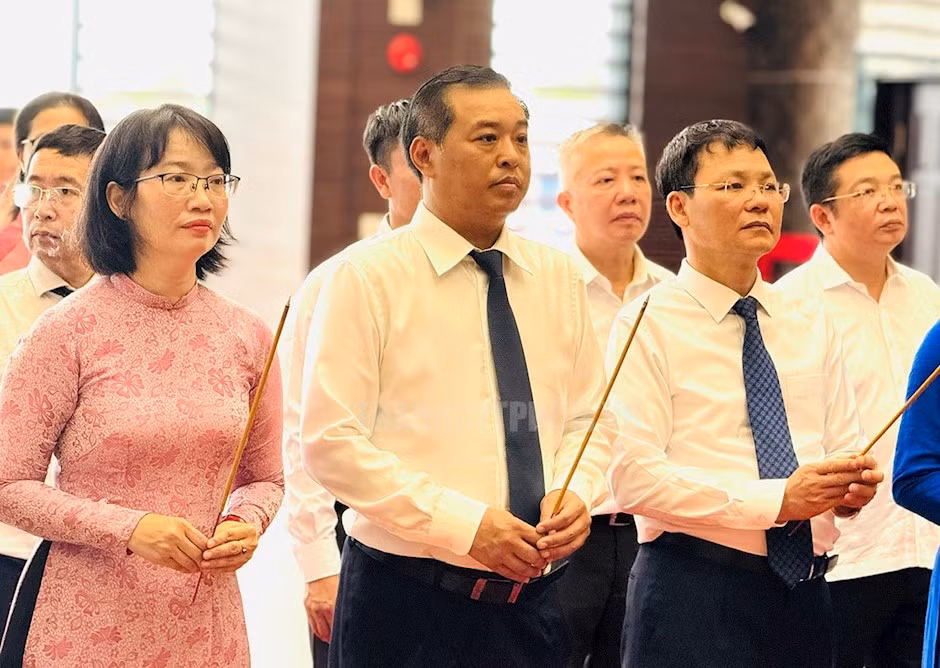 Sau đó, các thành viên trong đoàn đã đến dâng hoa, dâng hương, đồng thời dành phút tưởng niệm thành kính tưởng nhớ Chủ tịch Tôn Đức Thắng tại Bảo tàng Tôn Đức Thắng. Trong ảnh: Các đại biểu dâng hương tưởng niệm Chủ tịch Tôn Đức Thắng tại Bảo tàng Chủ tịch Tôn Đức Thắng. Tiếp đó, các thành viên trong đoàn cũng đã tham quan triển lãm chuyên đề “Ba Son - Dòng thời gian” do Bảo tàng Tôn Đức Thắng phối hợp Tổng Công ty Ba Son thực hiện, nhân kỷ niệm 136 năm ngày sinh Chủ tịch Tôn Đức Thắng (20/8/1888 - 20/8/2024) và hướng đến kỷ niệm 100 năm ngày truyền thống Ba Son (4/8/1925 - 4/8/2025). Ảnh: Thành ủy TPHCM