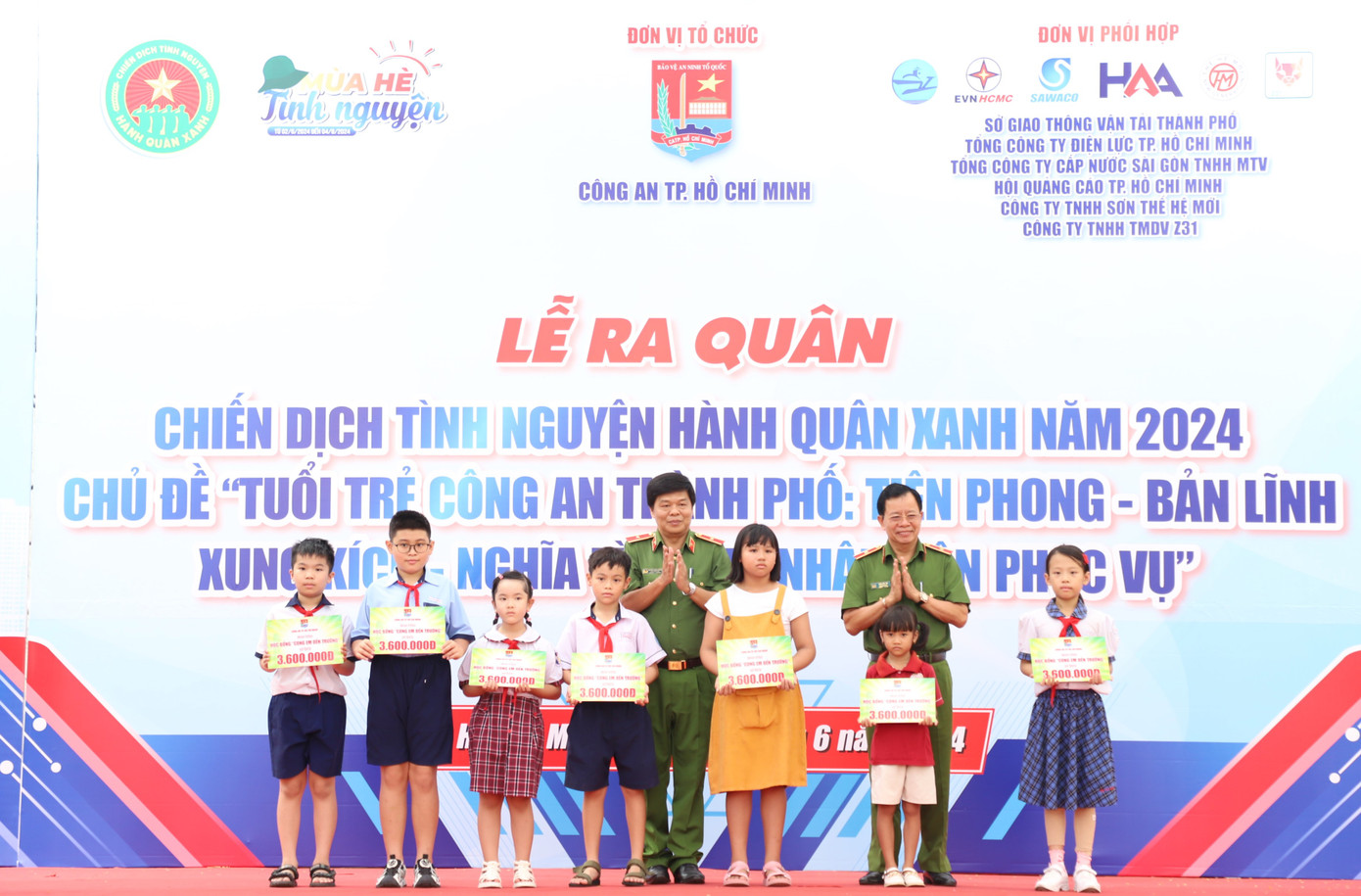 Lãnh đạo CATP trao kinh phí đỡ đầu đến các em thiếu nhi là con cán bộ chiến sĩ CATP có hoàn cảnh khó khăn.
