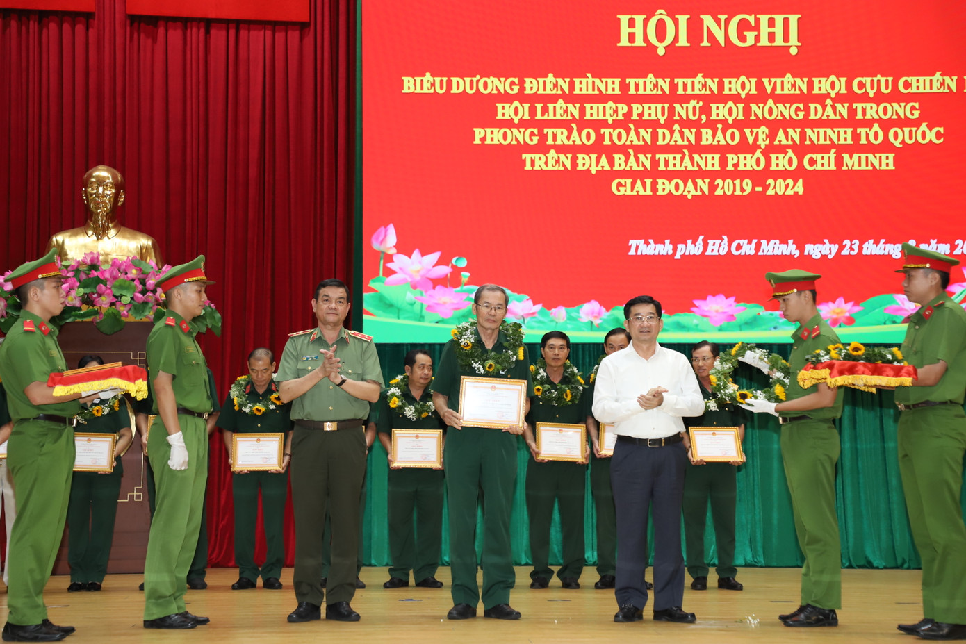 Phó Chủ tịch UBND TPHCM Dương Ngọc Hải và Giám đốc Công an TPHCM - Trung tướng Lê Hồng Nam trao giấy khen cho các điển hình trong thực hiện phong trào Toàn dân bảo vệ Tổ quốc.