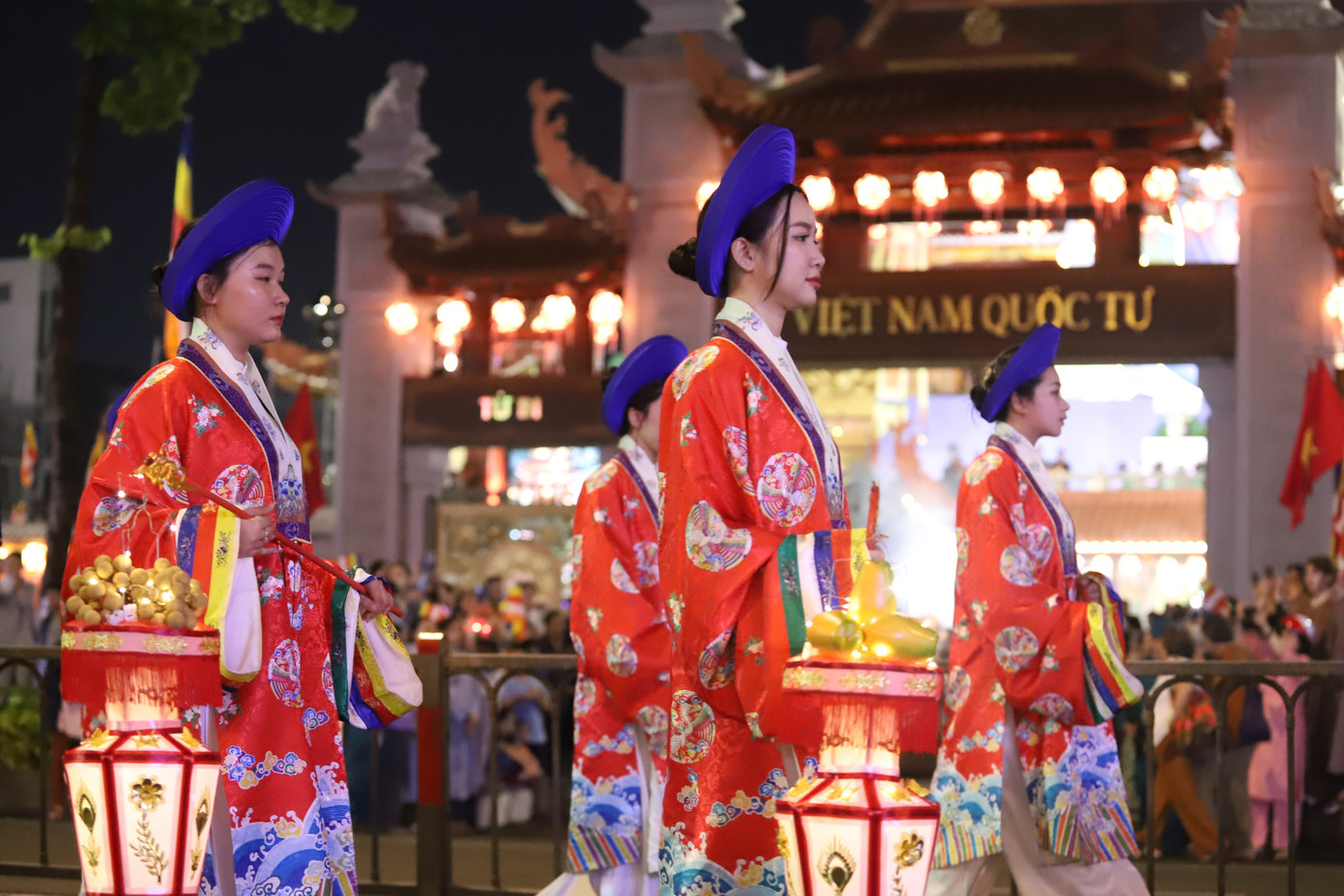 Đoàn rước lễ về đến Việt Nam Quốc tự.