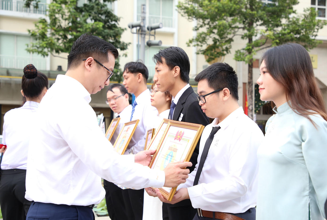 Phó ban Thanh niên trường học Trung ương Đoàn Nguyễn Đức Nguyên trao bằng khen cho các bạn sinh viên luôn nỗ lực phấn đấu học tập, rèn luyện.