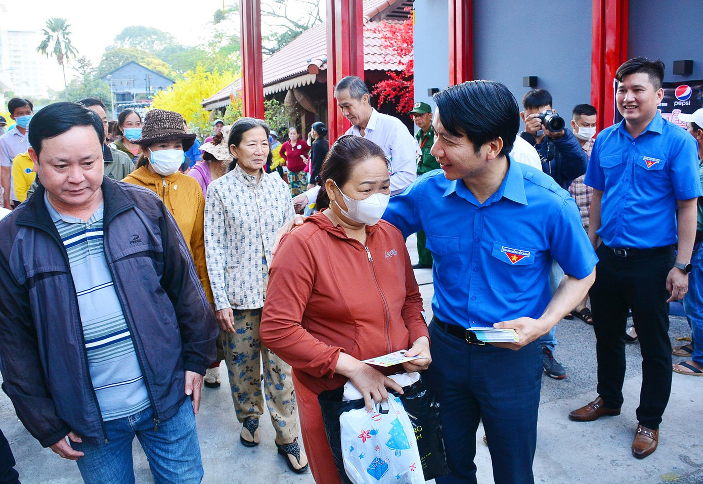 Bí thư Trung ương Đoàn Nguyễn Ngọc Lương trao lì xì động viên người lao động. Ảnh: Hùng Khoa