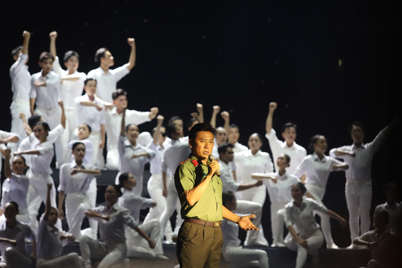 Chương trình có sự tham gia biểu diễn của các nghệ sĩ, ca sĩ như: NSND Tạ Minh Tâm, ca sĩ Nguyễn Phi Hùng, Hồ Trung Dũng, Dương Quốc Hưng, Phan Ngọc Luân…