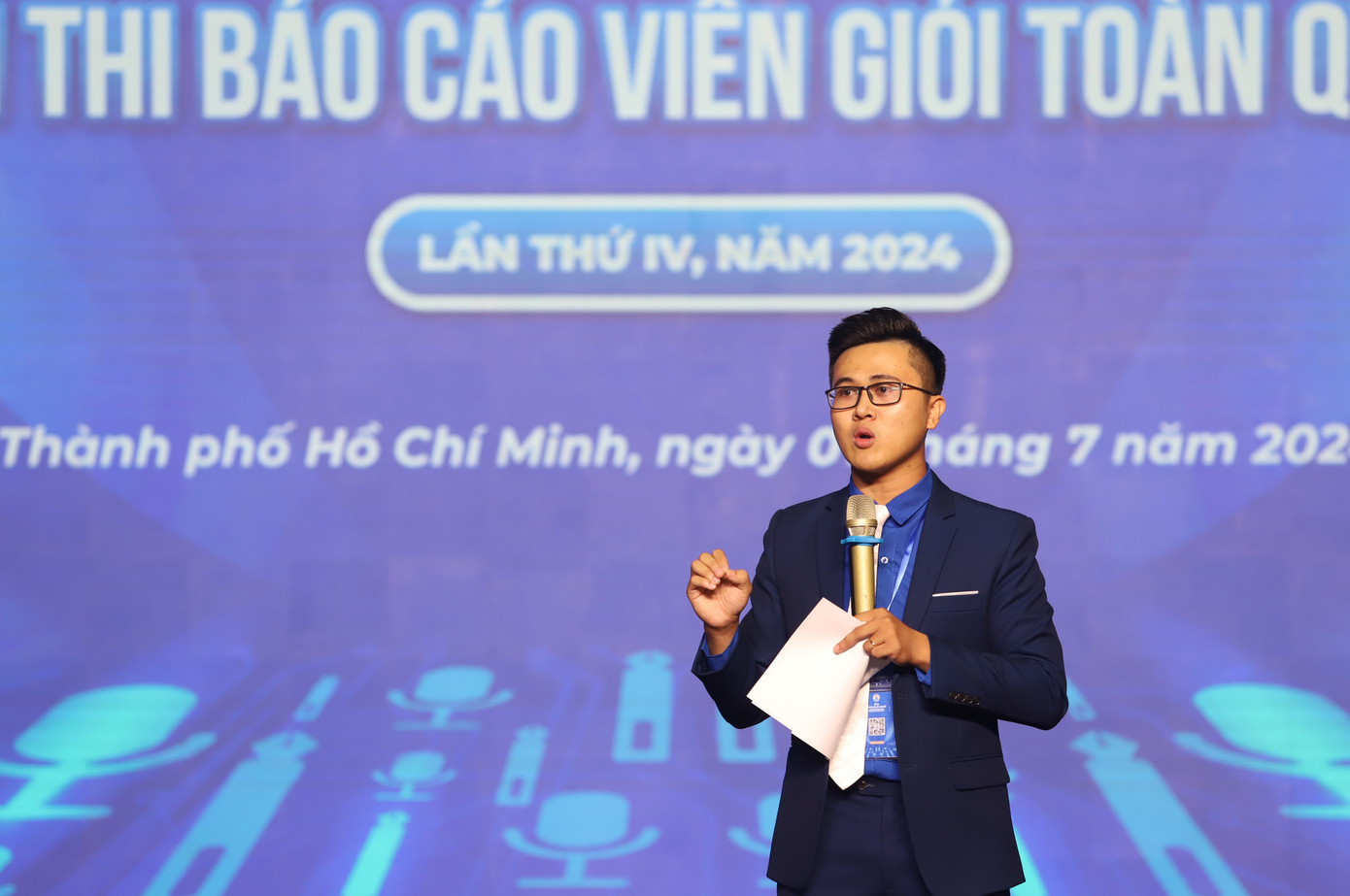 Các thí sinh trình bày báo cáo chuyên đề tại phần thi “Báo cáo viên tài ba”. Ảnh: Ngô Tùng Các thí sinh trình bày báo cáo chuyên đề tại phần thi “Báo cáo viên tài ba”. Ảnh: Ngô Tùng