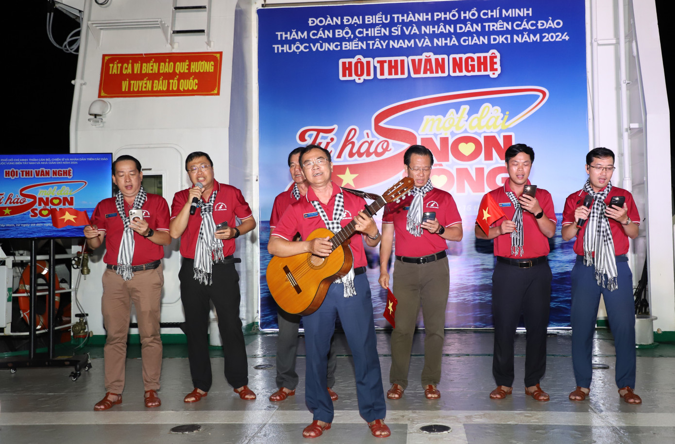 Bên cạnh các ca khúc quen thuộc trước nay, có đại biểu là nghệ sĩ cũng đã kịp thời sáng tác và thể hiện một nhạc phẩm "mới toanh" ngay khi đến thăm cán bộ, chiến sĩ Nhà giàn DK1/10.