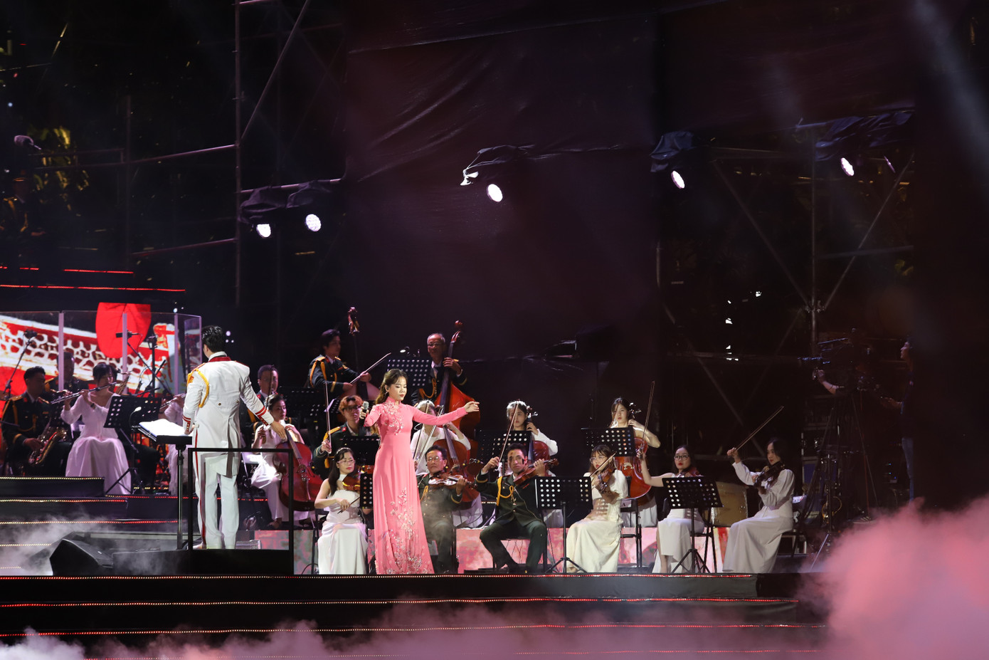 Buổi hòa nhạc lồng ghép những khúc ca hào hùng đi cùng năm tháng, tái hiện hình ảnh cao đẹp của người chiến sĩ QĐND Việt Nam. Buổi hòa nhạc lồng ghép những khúc ca hào hùng đi cùng năm tháng, tái hiện hình ảnh cao đẹp của người chiến sĩ QĐND Việt Nam.