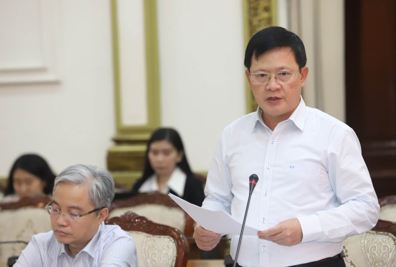 Thứ trưởng Bộ Tư pháp Mai Lương Khôi trao đổi tại buổi làm việc. Ảnh: Ngô Tùng