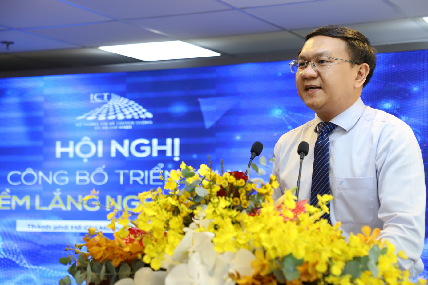 Ông Lâm Đình Thắng chia sẻ tại buổi ra mắt phần mềm HCMC Social Beat. Ông Lâm Đình Thắng chia sẻ tại buổi ra mắt phần mềm HCMC Social Beat.