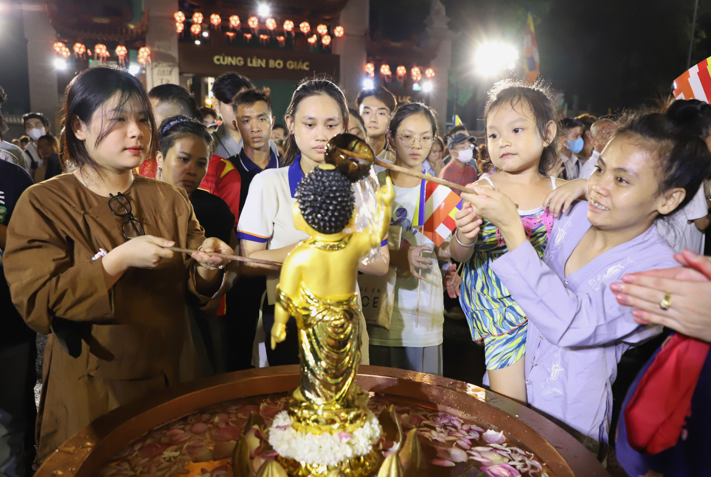 Đông đảo phật tử, bà con nhân dân lần lượt tắm Phật nguyện cầu những điều tốt đẹp.