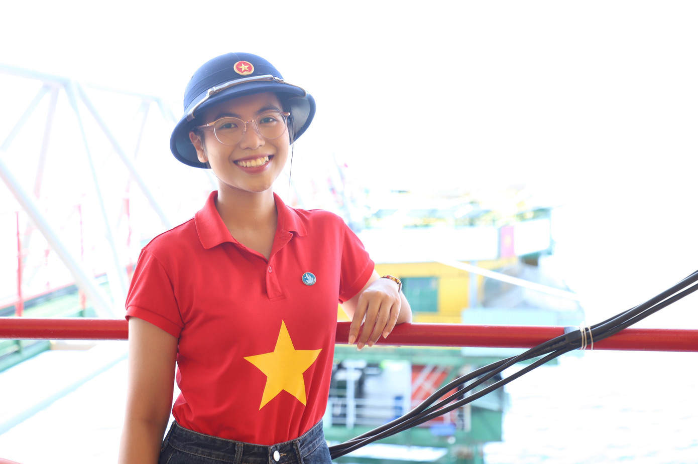 Minh Uyên trên hành trình đến vùng biển đảo thân yêu của đất nước. Minh Uyên trên hành trình đến vùng biển đảo thân yêu của đất nước.