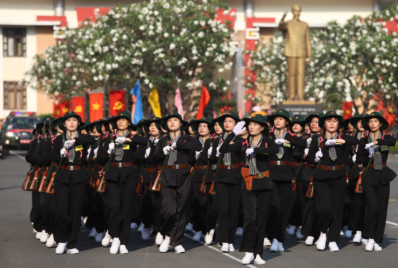 Các nữ du kích diễu hành qua lễ đài lễ ra quân huấn luyện.