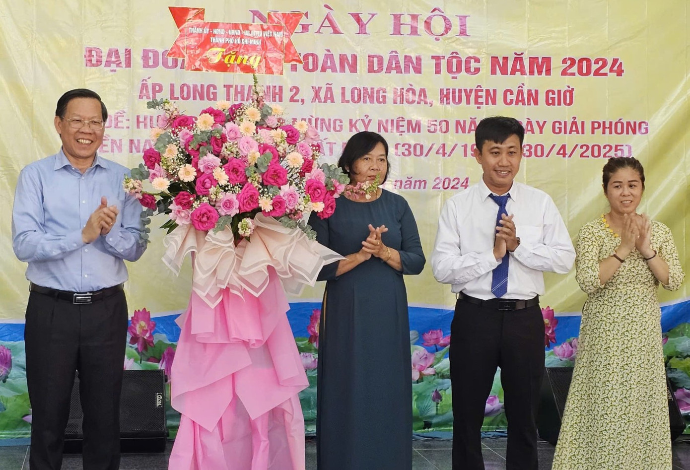 Chủ tịch UBND TPHCM Phan Văn Mãi tặng hoa chúc mừng ngày hội. Ảnh: Minh Hiệp