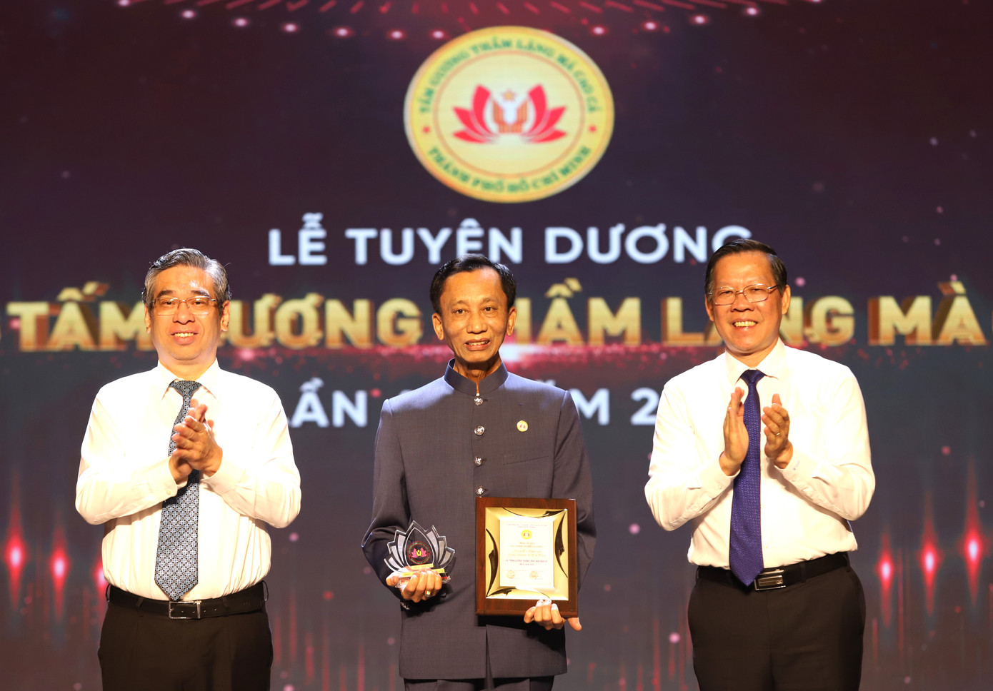 Hiệp sĩ Đại Thánh giá Lê Đức Thịnh nhận phần thưởng cao quý của TPHCM. Hiệp sĩ Đại Thánh giá Lê Đức Thịnh nhận phần thưởng cao quý của TPHCM.