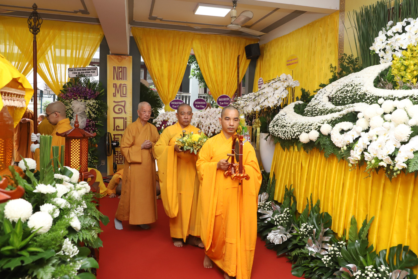 Đức Pháp chủ đi quanh giác linh Hòa thượng Thích Huệ Trí.