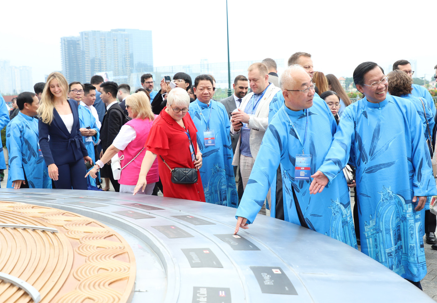 Biểu tượng khắc ghi tên của 58 địa phương kết nối hữu nghị với TPHCM. Biểu tượng khắc ghi tên của 58 địa phương kết nối hữu nghị với TPHCM.