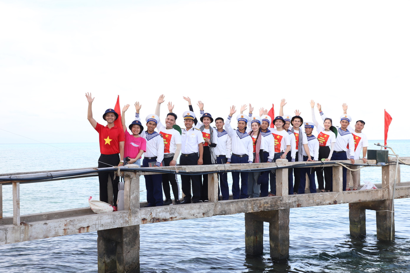 Hoa hậu Ngọc Châu cùng các văn nghệ sĩ trẻ TPHCM lưu niệm sau buổi hoạt động trên đảo Đá Đông B. Ảnh: Ngô Tùng