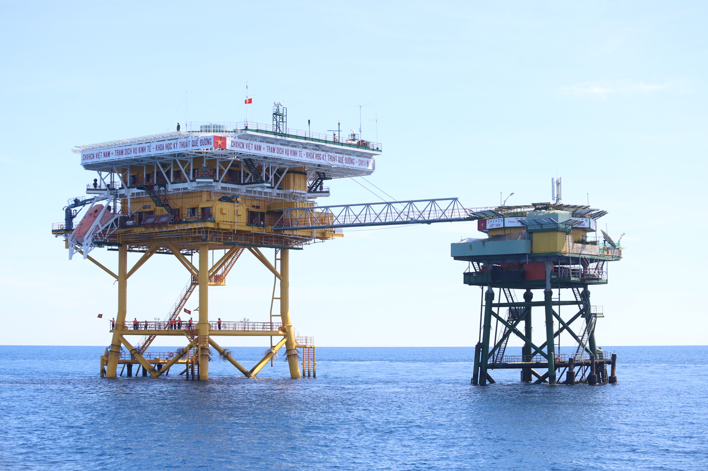 Nhà giàn DK1 như những cột mốc chủ quyền, là “đôi mắt thần” trên biển, ngày đêm phối hợp cùng các lực lượng quan sát, theo dõi, nắm chắc mọi tình hình.