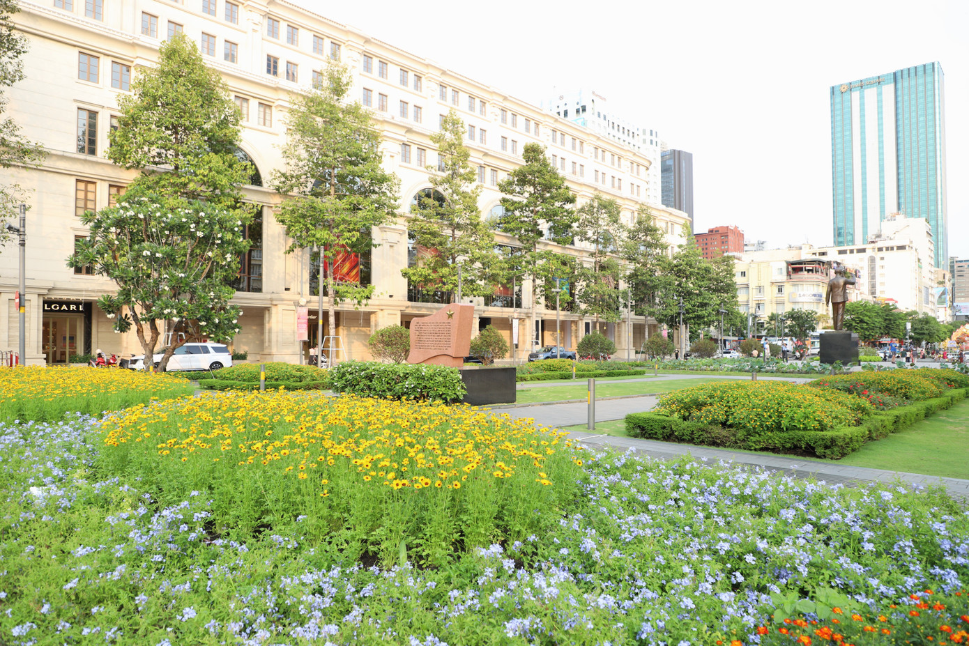 Sau một thời gian được chỉnh trang, công viên tại đầu tuyến phố đi bộ Nguyễn Huệ trở thành điểm nhấn với nhiều người dân, du khách bởi tập hợp nhiều loại hoa mới đẹp mắt, rực rỡ.