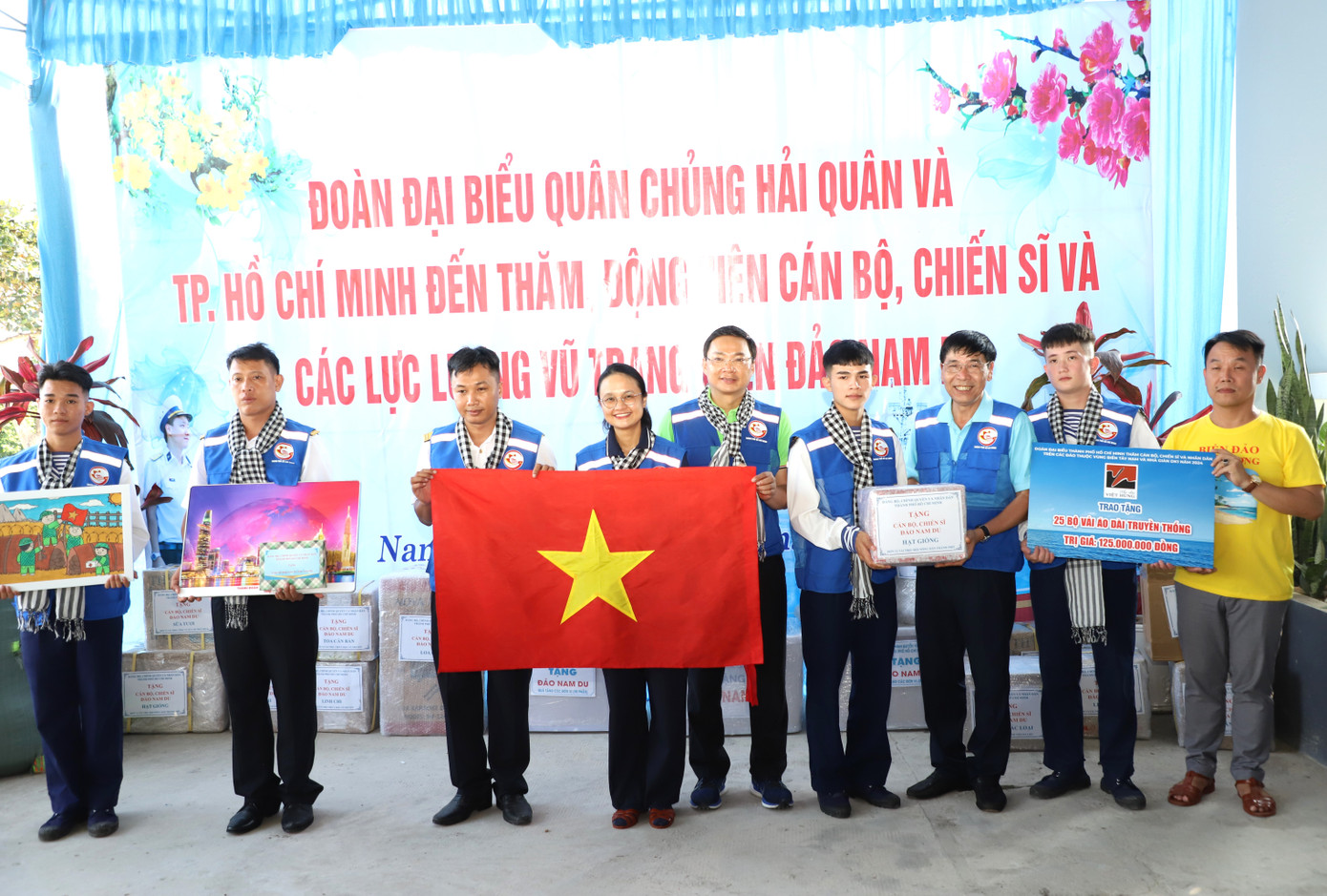 Lãnh đạo đoàn công tác gửi tặng những phần quà ý nghĩa của Đảng bộ, chính quyền và nhân dân TPHCM đến quân và dân trên đảo Nam Du. Ảnh: Ngô Tùng Lãnh đạo đoàn công tác gửi tặng những phần quà ý nghĩa của Đảng bộ, chính quyền và nhân dân TPHCM đến quân và dân trên đảo Nam Du. Ảnh: Ngô Tùng