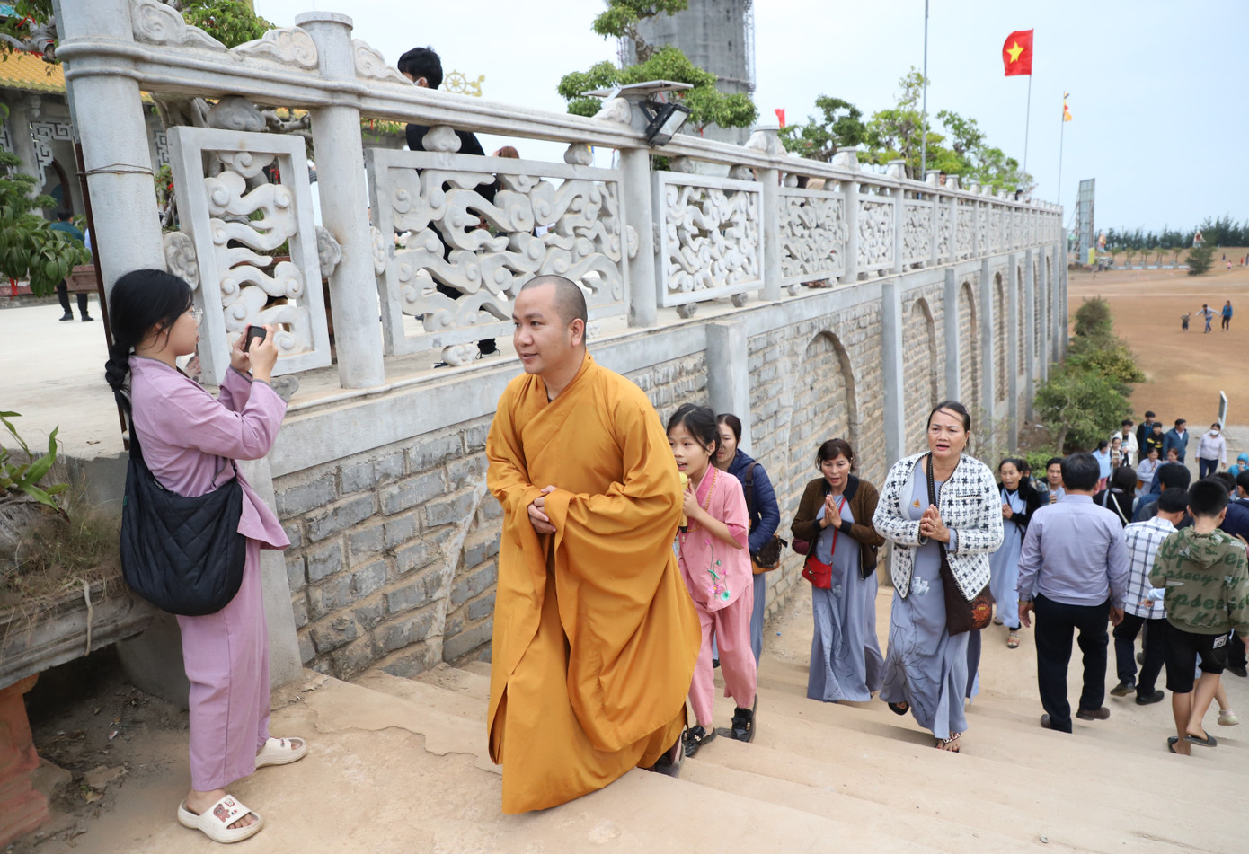 Đoàn phật tử đến hành hương, lễ Phật tại chùa Minh Đức chiều mùng 5 Tết Giáp Thìn.