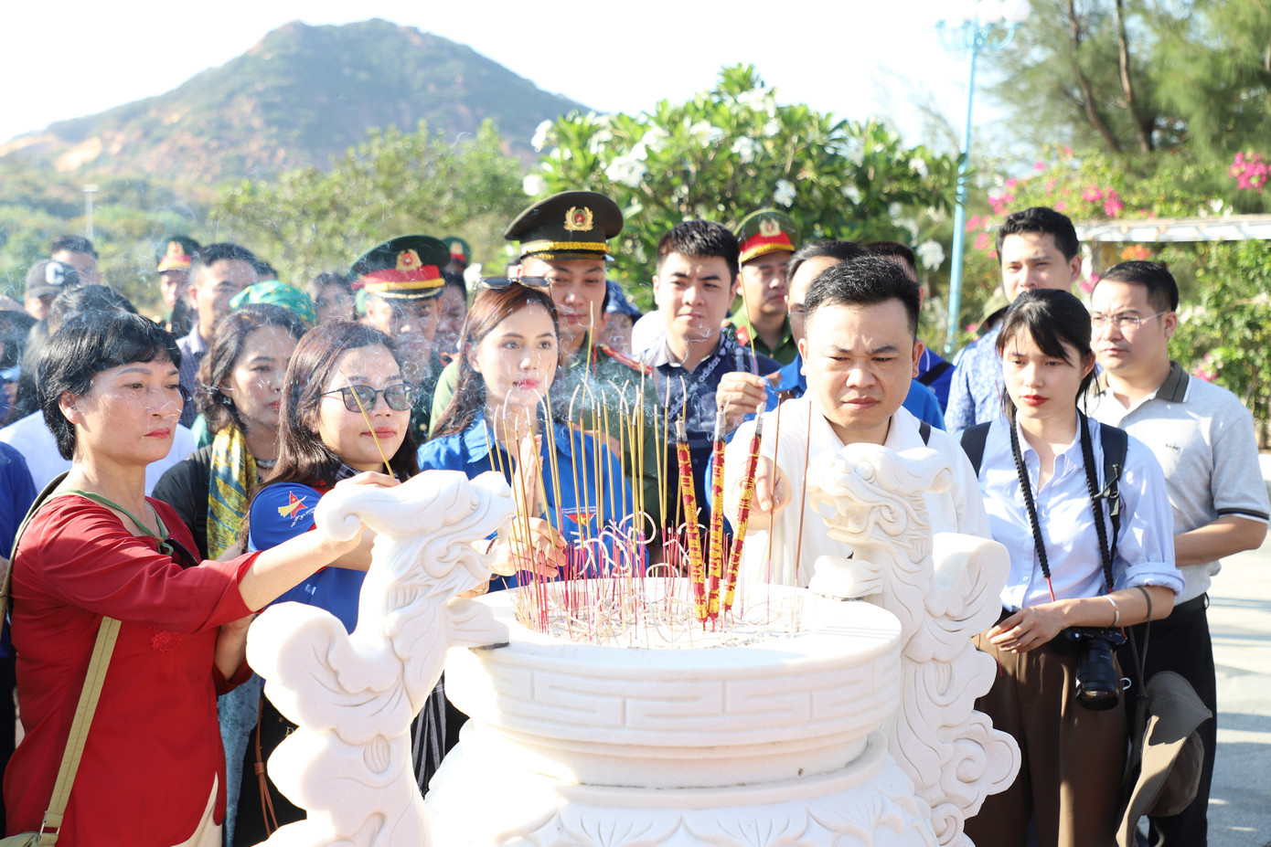 Thành viên đoàn công tác tưởng nhớ các liệt sĩ. Ảnh: Ngô Tùng