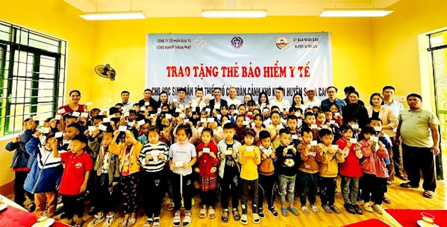 Tặng thẻ BHYT cho các em học sinh trên địa bàn xã Quan Hồ Thẩn, huyện Si Ma Cai, Lào Cai.