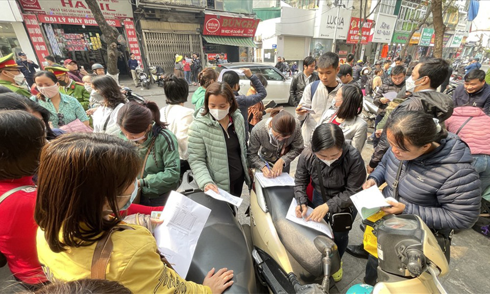 Hàng chục công nhân đòi nợ BHXH tại trụ sở Công ty Haprosimex hồi đầu tháng 3/2023