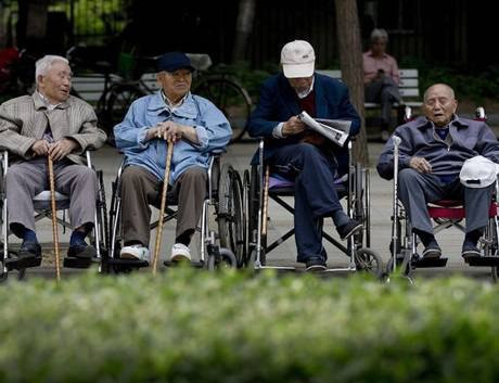 Con cái Trung Quốc ngày càng rời xa bố mẹ già - Ảnh: Independent