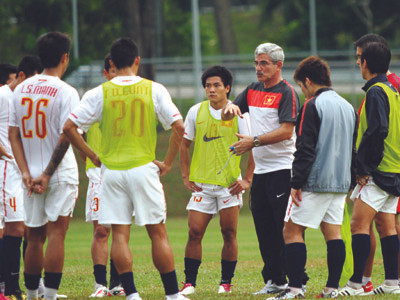 Tuyển Việt Nam trên sân tập ngày 13-12 