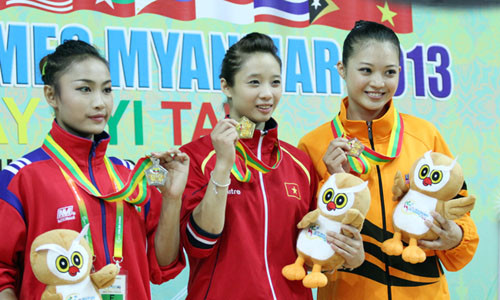 Thúy Vi (giữa) và tấm HCV quý giá