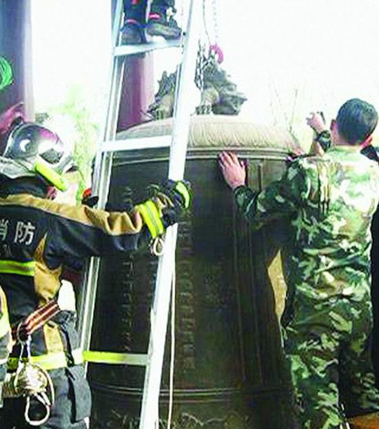 Đội cứu hộ phải rất vất vả mới có thể giúp anh Van Lin thoát ra khỏi chuông