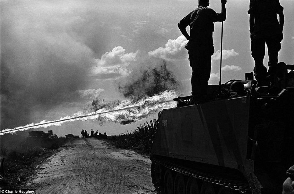 Chiếc xe bọc thép M132s bắn lửa sang hai bên đường để tránh bị phục kích. M123s được triển khai lần đầu tiên ở Việt Nam vào năm 1962