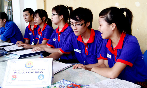 Đội Sinh viên tình nguyện của trường Đại học Công Đoàn tại bến xe Giáp Bát